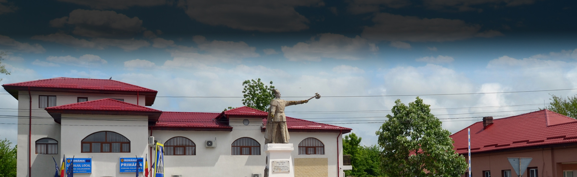 Sediu Primăria Călugăreni și monumentul din fața instituției